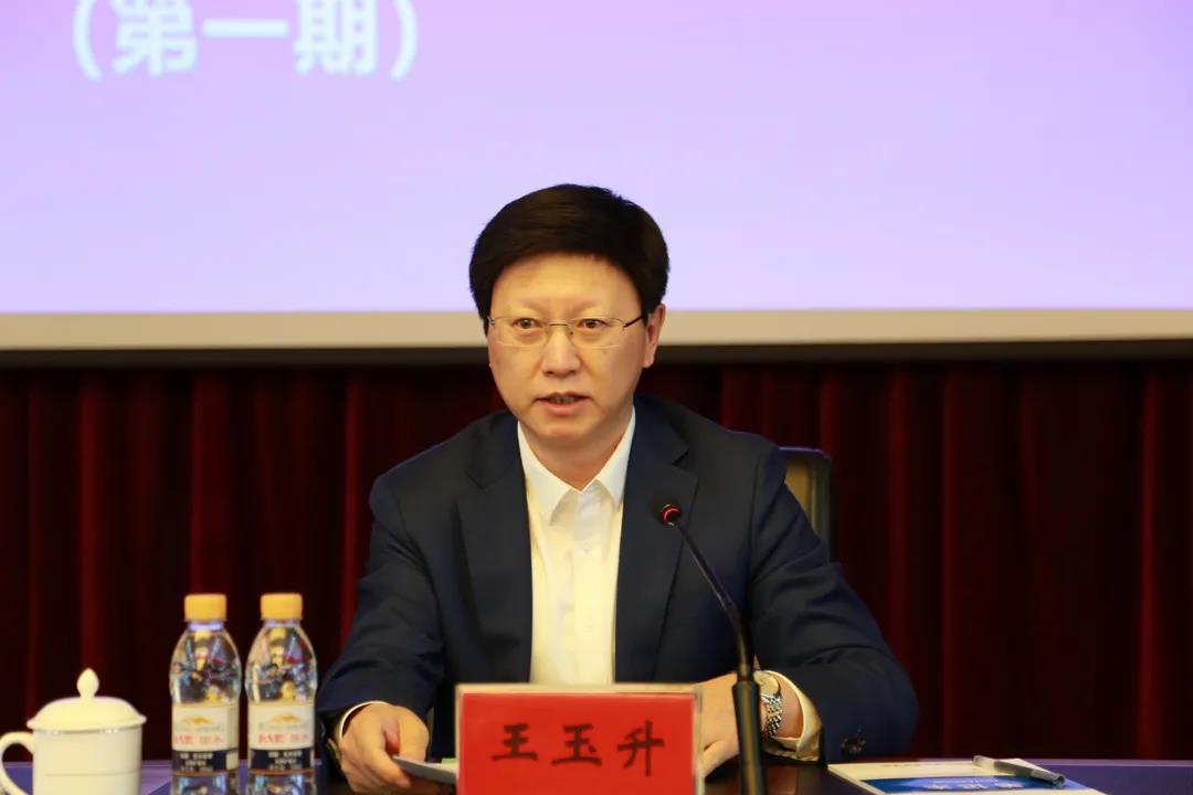 省检察院党组成员,政治部主任王玉升主持开班式,并就如何贯彻落实好